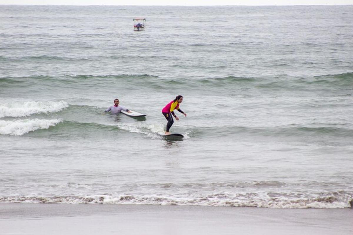 zwei Menschen reiten auf Surfbrettern im Meer Wellen