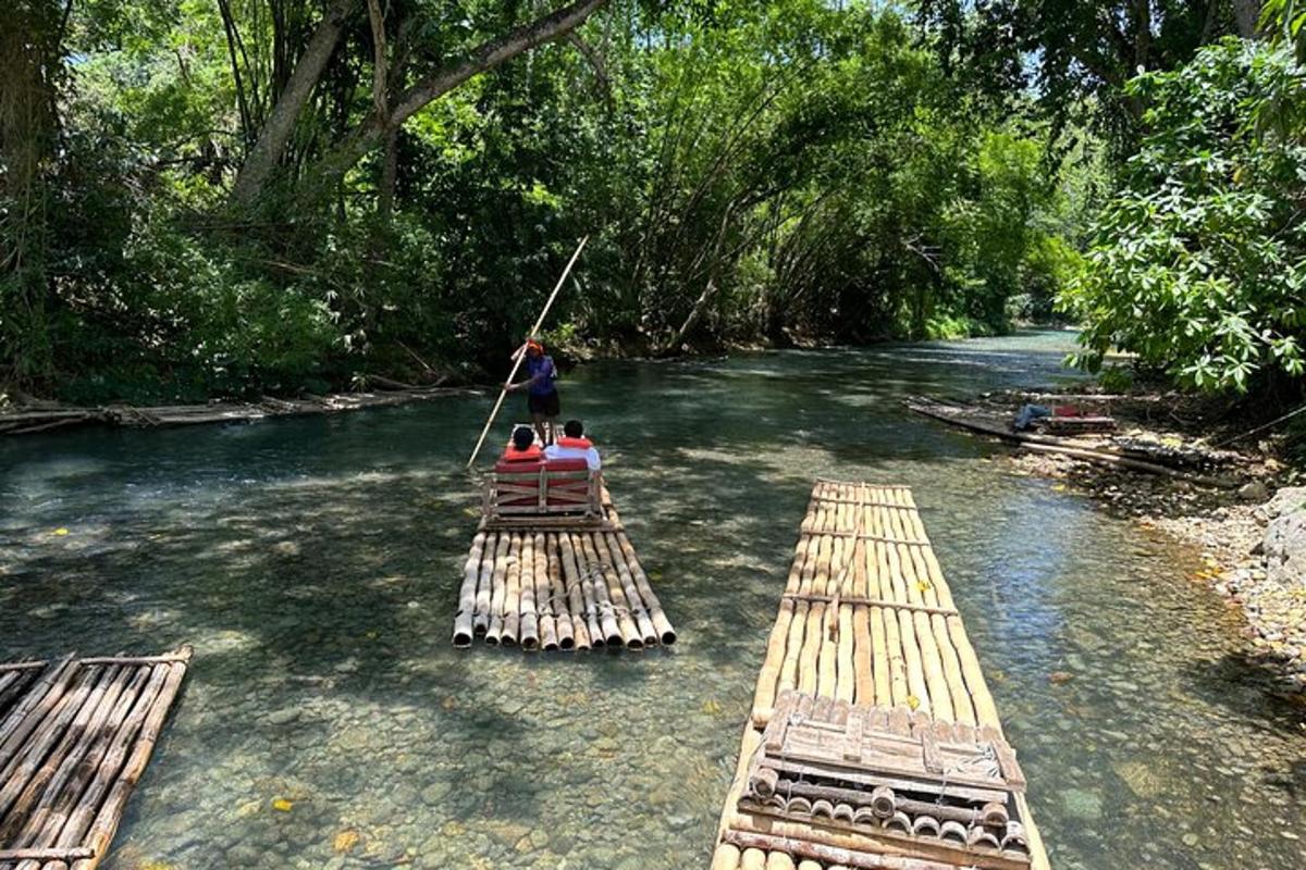 un gruppo di persone su una barca in un fiume