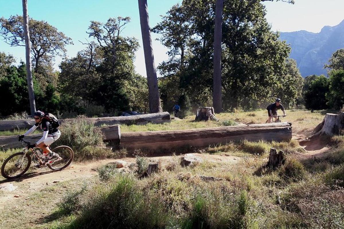 una persona que va en bicicleta per un camí de terra