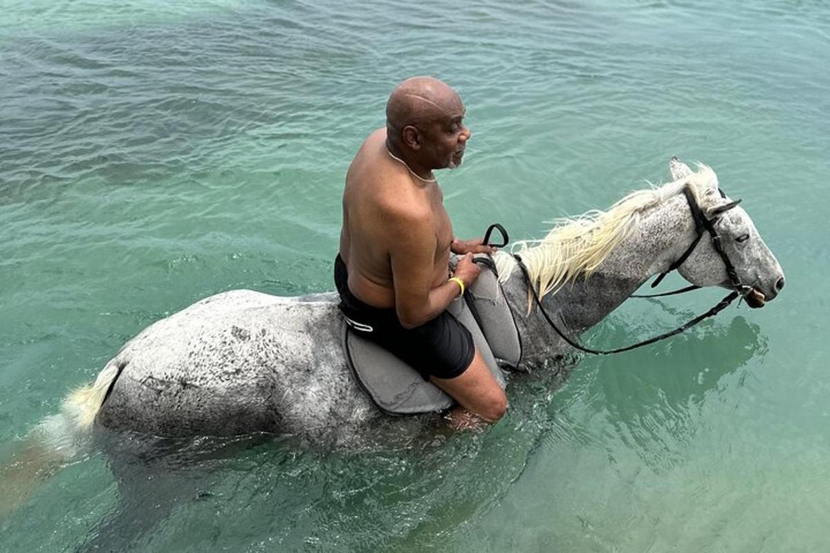 un uomo a cavallo nell'acqua