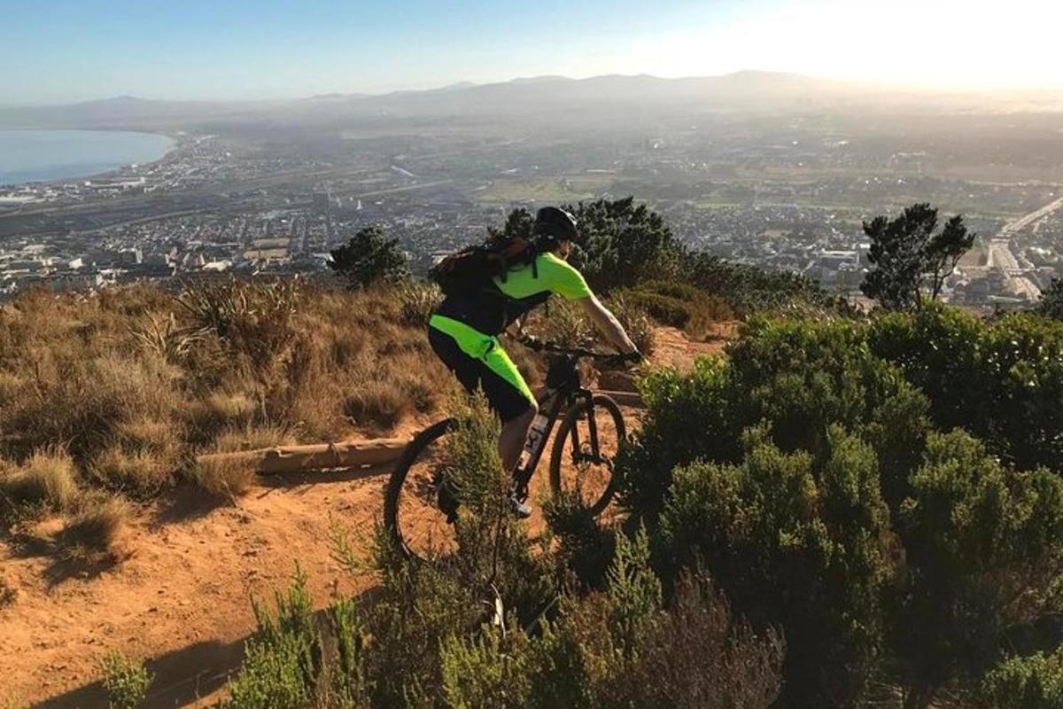 una persona anant en bicicleta per un turó