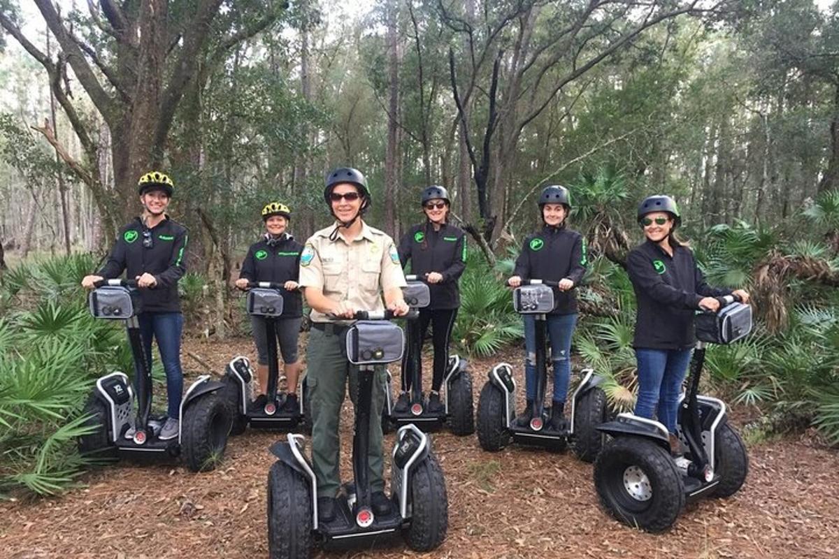 grupp inimesi sõidab segwaydel
