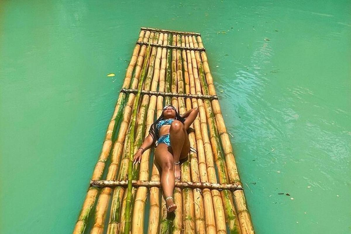 una donna sdraiata su una zattera in acqua