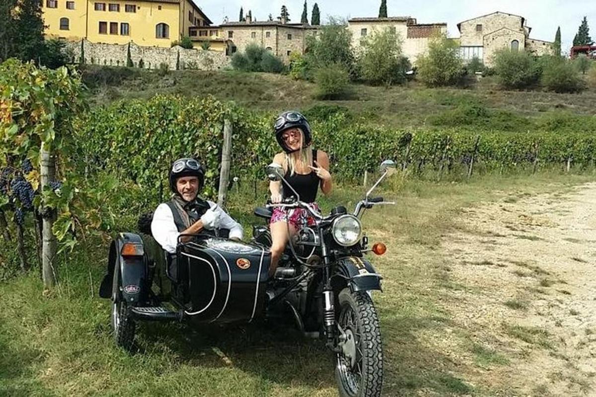 un home i una dona que condueixen una motocicleta amb un sidecar