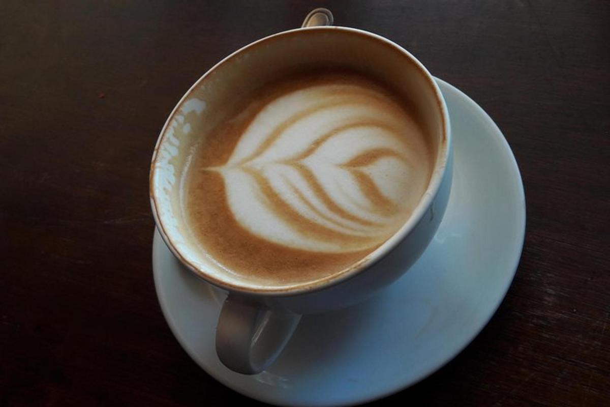 una tassa de cafè en un plat sobre una taula