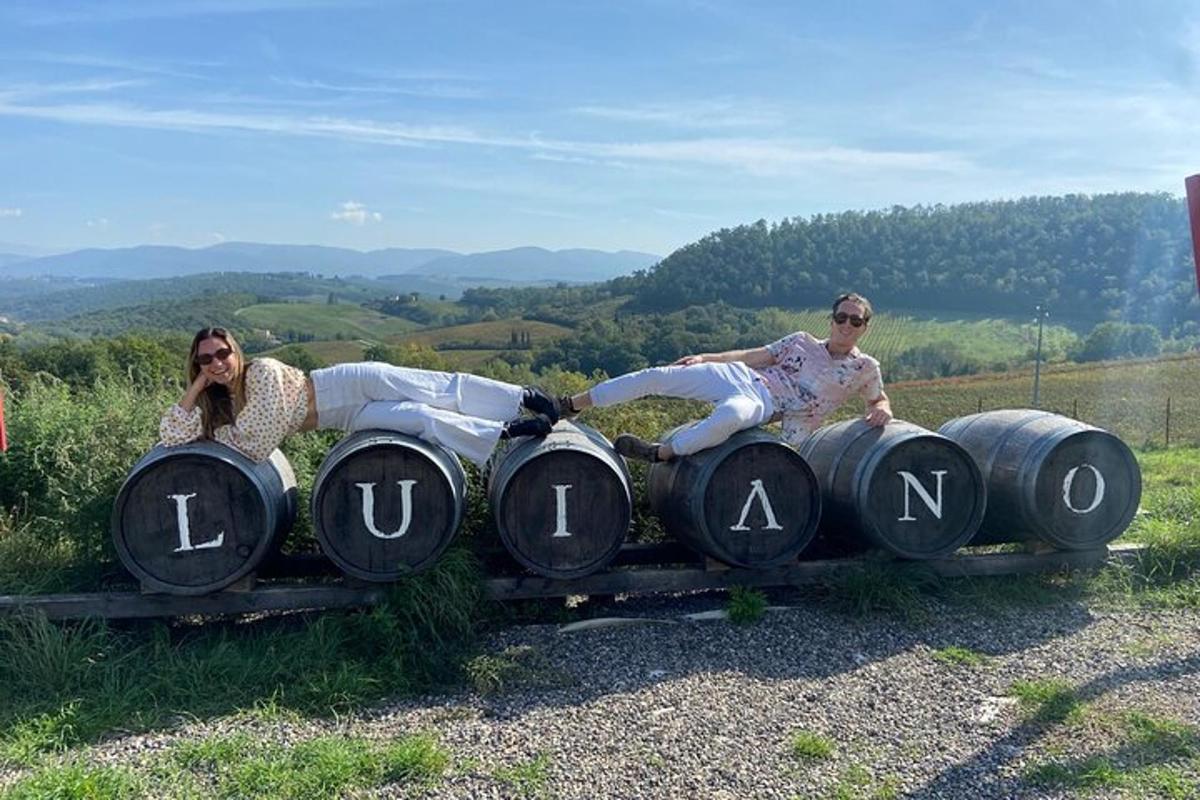 divas sievietes un vīrietis sēž vilcienā ar burtiem luaj