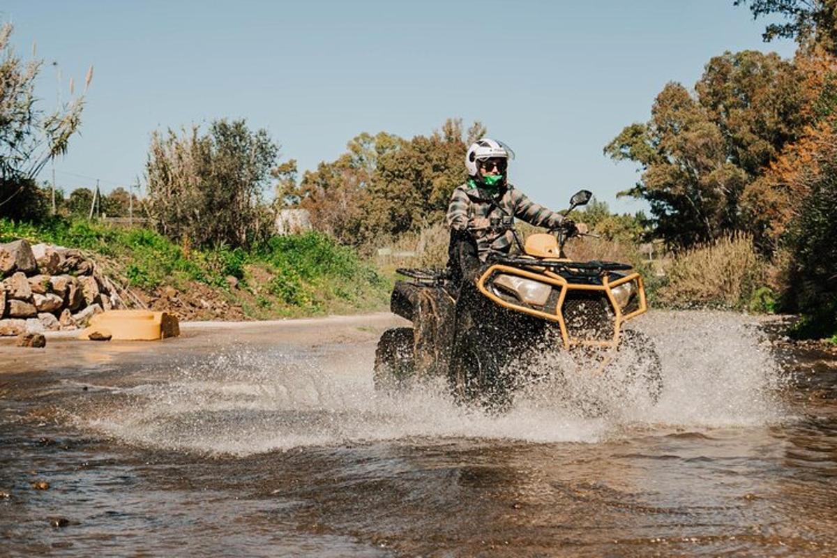 mees sõidab ATV-ga läbi jõe