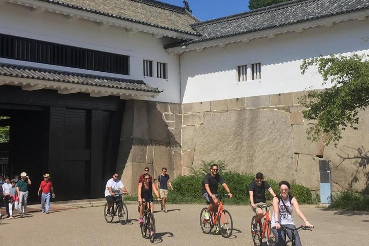 建物の前で自転車に乗っている人々のグループ