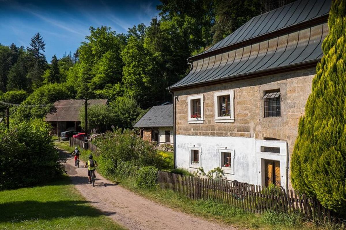en stor steinbygning med folk som sykler ved siden av