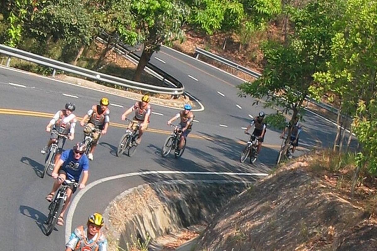 一群人骑着自行车沿着道路行驶