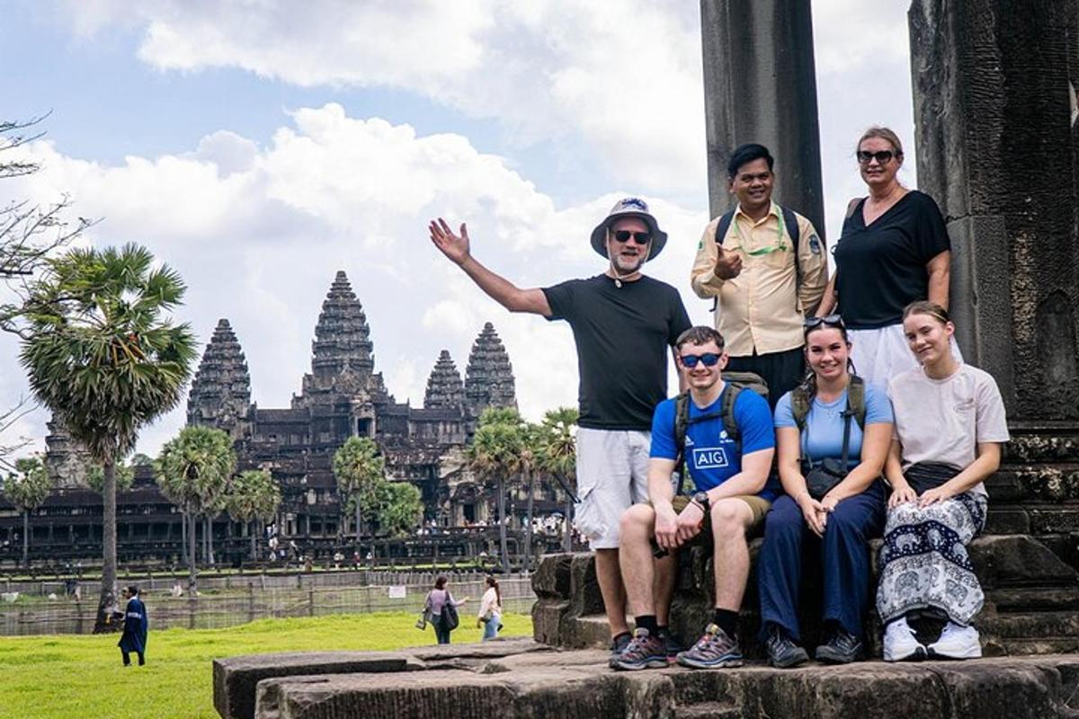 um grupo de pessoas posando em frente a um templo