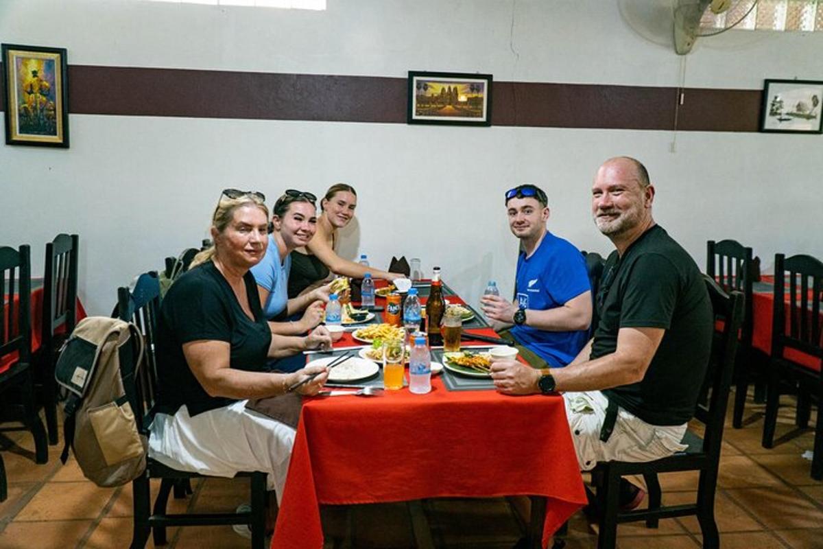 um grupo de pessoas sentadas à mesa de um restaurante