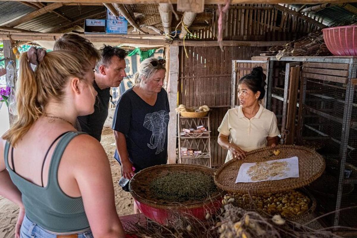 Un grupo de personas de pie alrededor de un mercado con comida.