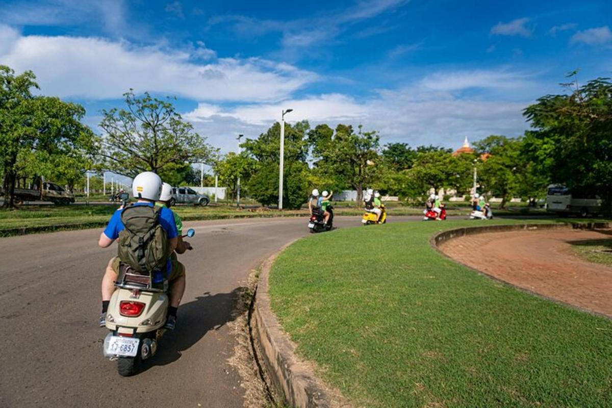 um grupo de pessoas andando de motocicleta por uma estrada