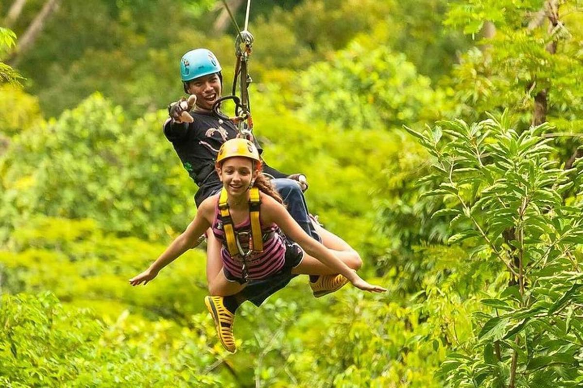 un uomo e una donna su una teleferica