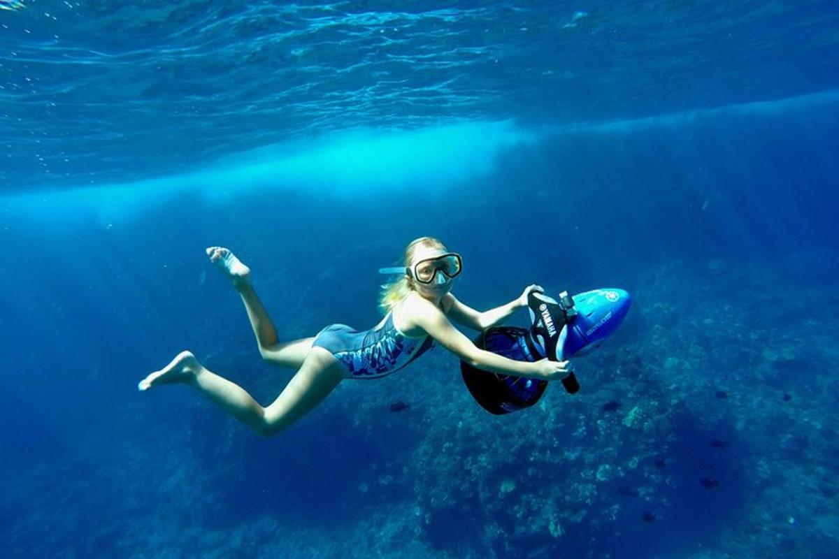 eine Frau, die im Wasser im Ozean schwimmt
