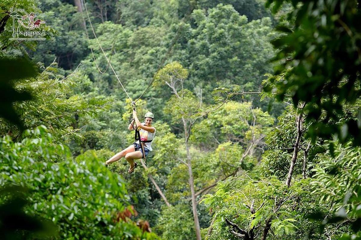 en kvinne på en zipline i jungelen