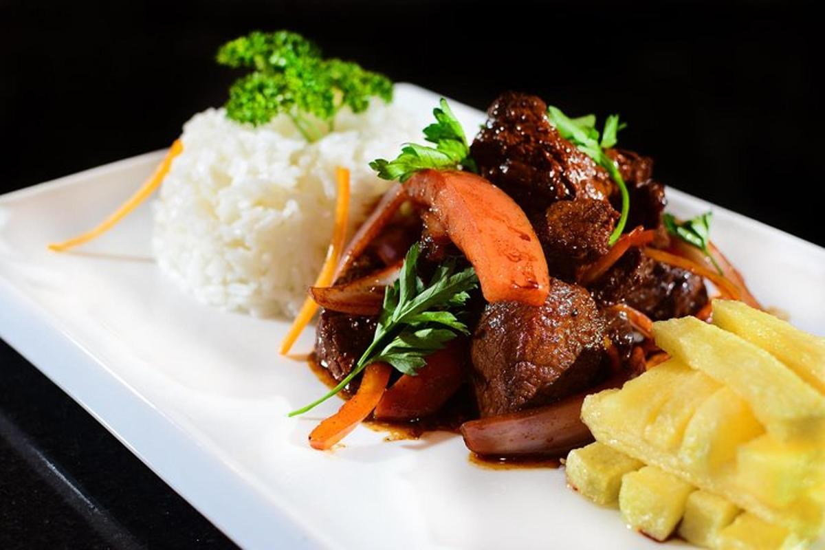 sepinggan makanan dengan nasi dan daging serta sayur-sayuran