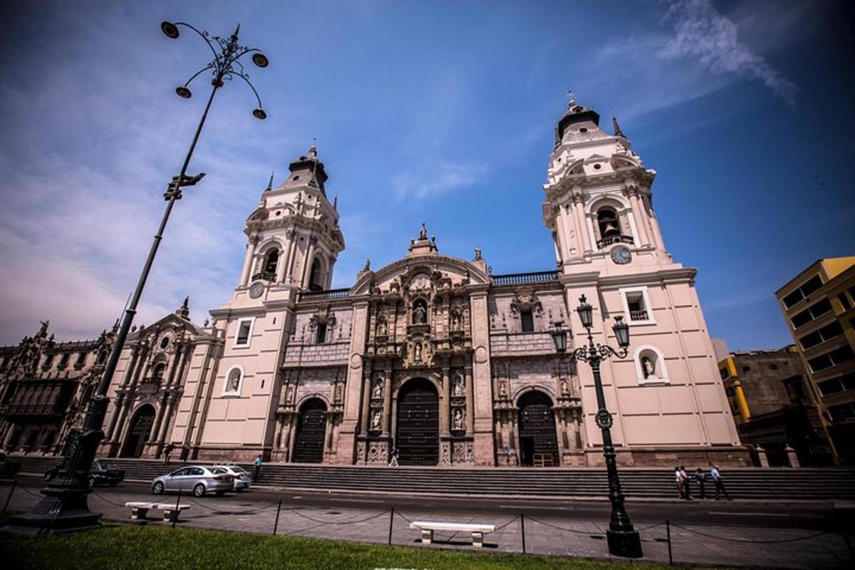un grande edificio con una panchina di fronte