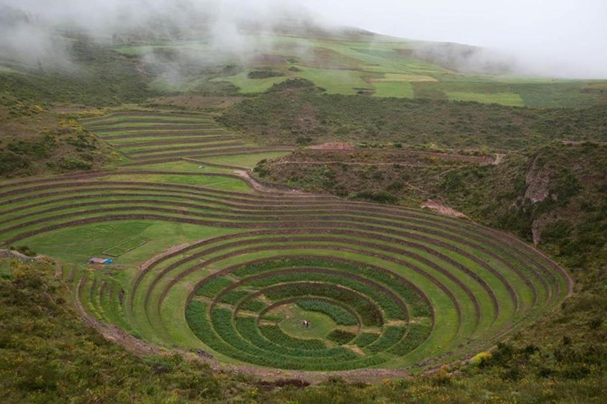 eine Luftaufnahme eines Amphitheaters in den Bergen