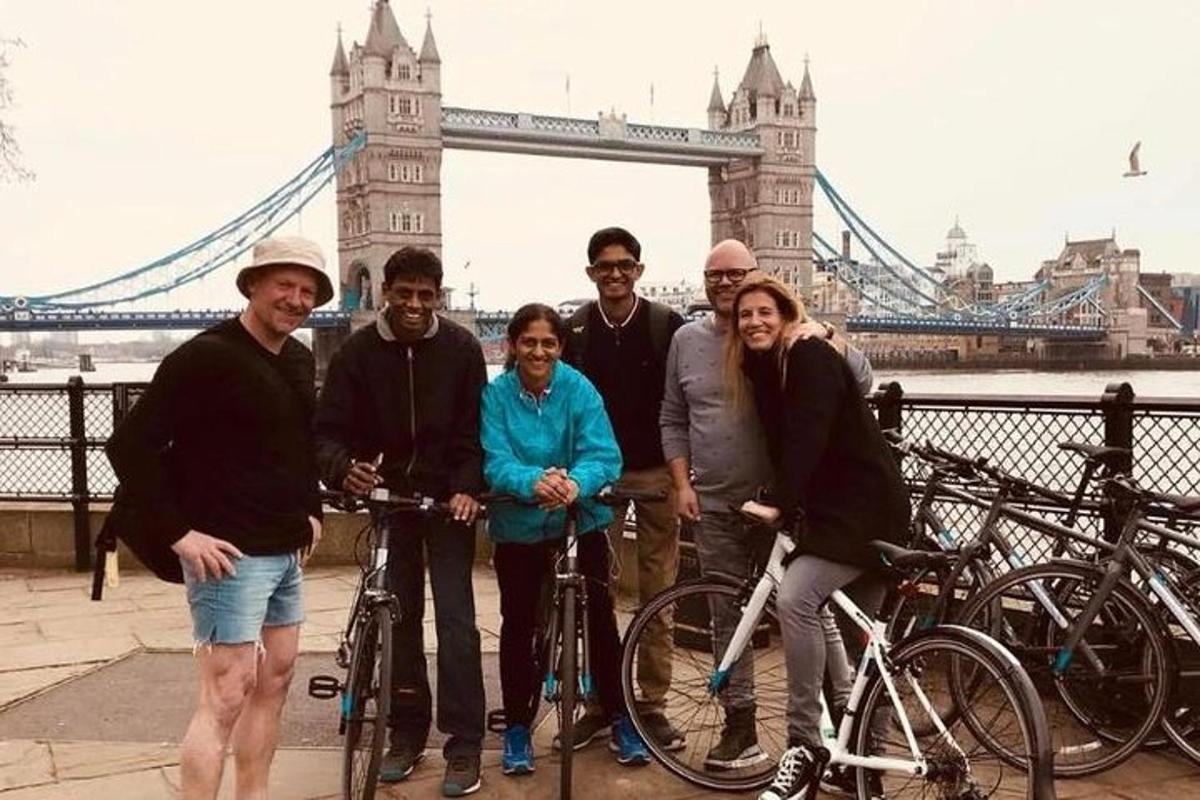 Skupina lidí pózujících před Tower Bridge