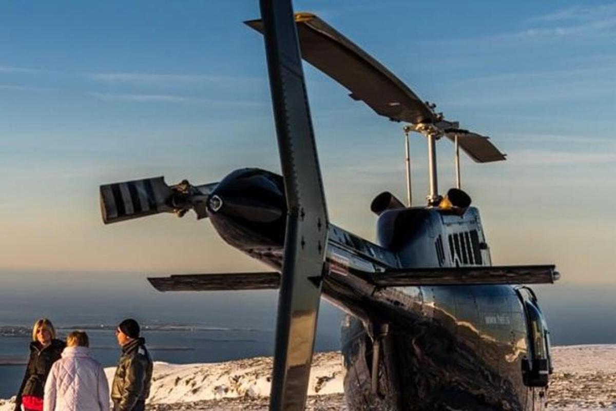 un piccolo aeroplano in cima a una collina coperta di neve