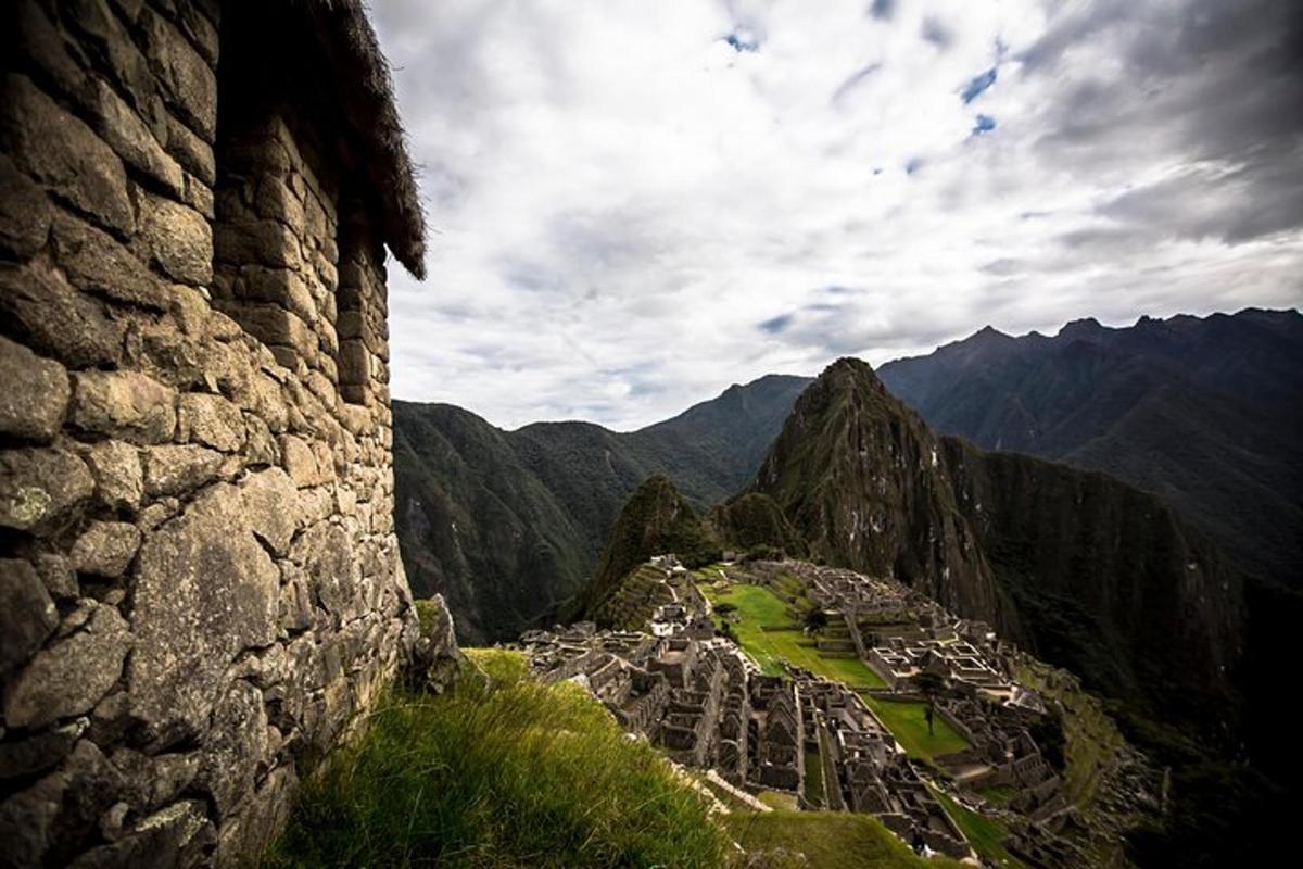 uma vista de uma cidade no topo de uma montanha