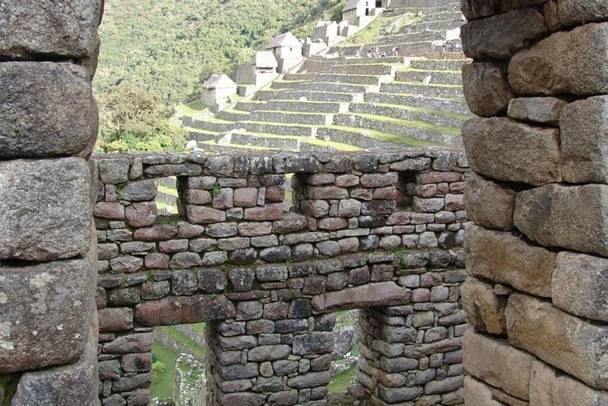 eine alte Steinmauer mit Stufen auf einem Hügel