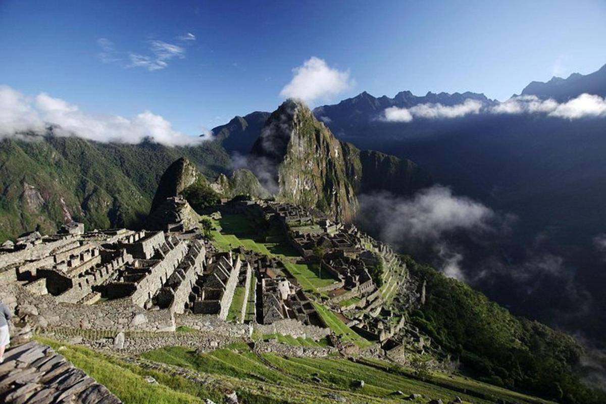 un antico anfiteatro sul fianco di una montagna