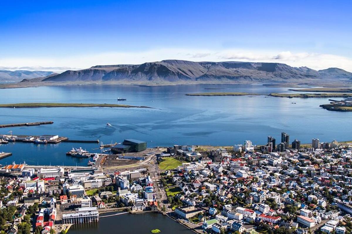 una vista aerea di una città in uno specchio d'acqua