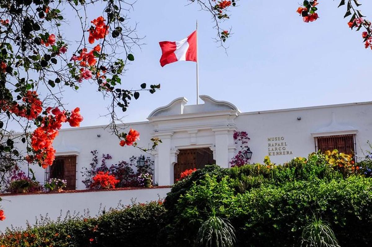 um prédio branco com uma bandeira vermelha