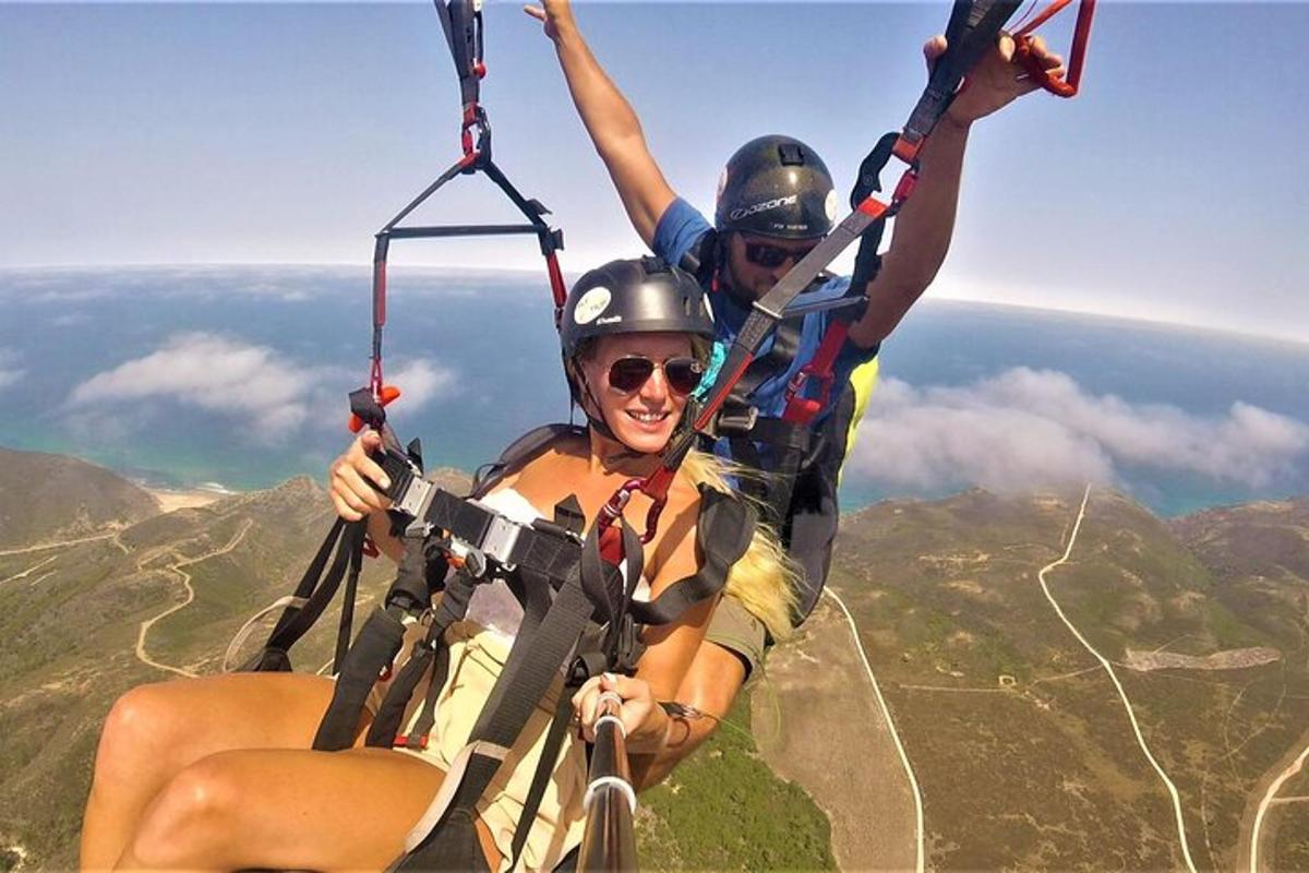 dva lidé jedoucí na zip line v oblacích