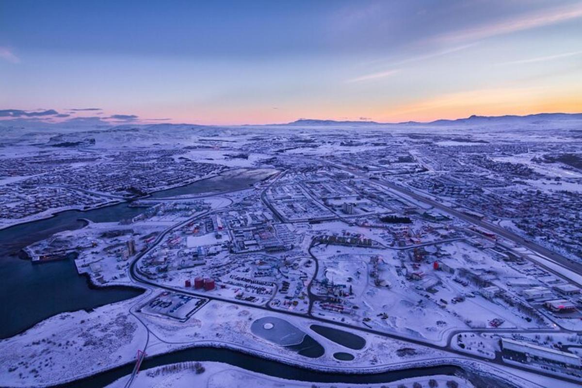 una vista aerea di una città coperta di neve