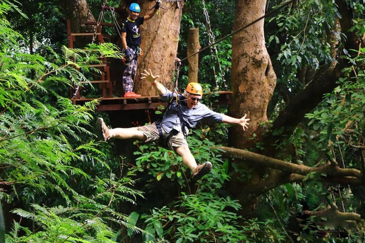 seorang lelaki melompat pada garis zip di dalam hutan