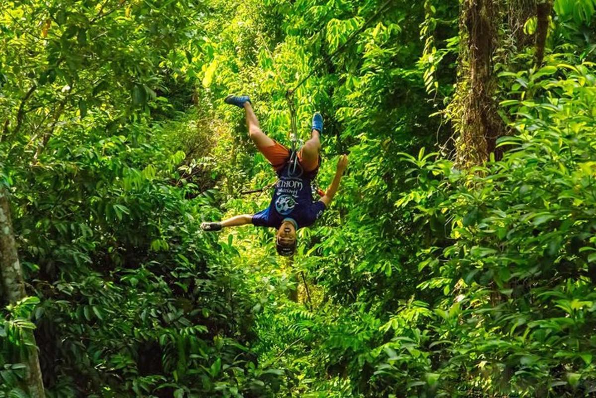 seorang lelaki terbang di udara di dalam hutan