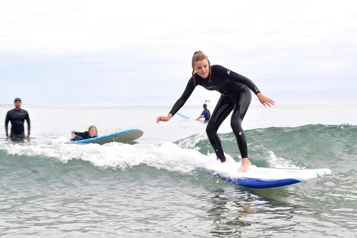 kobieta surfująca na fali w oceanie