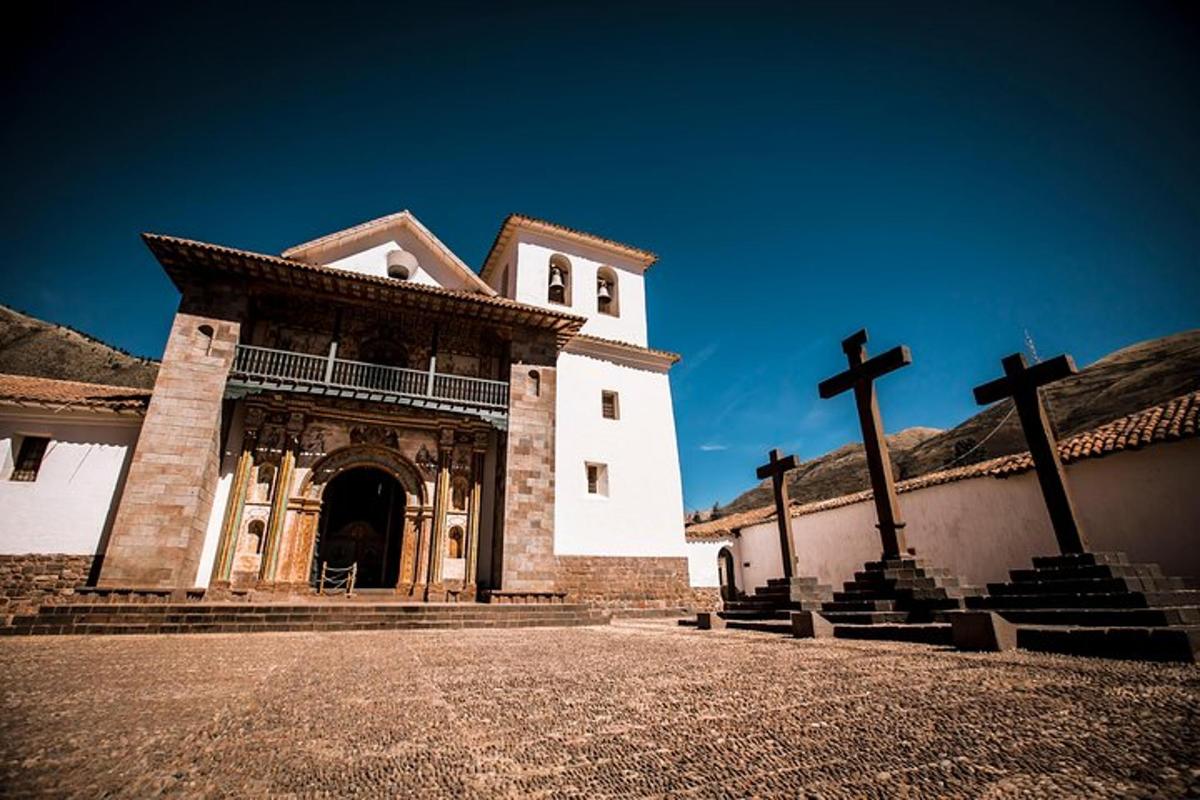 uma igreja com uma cruz na frente
