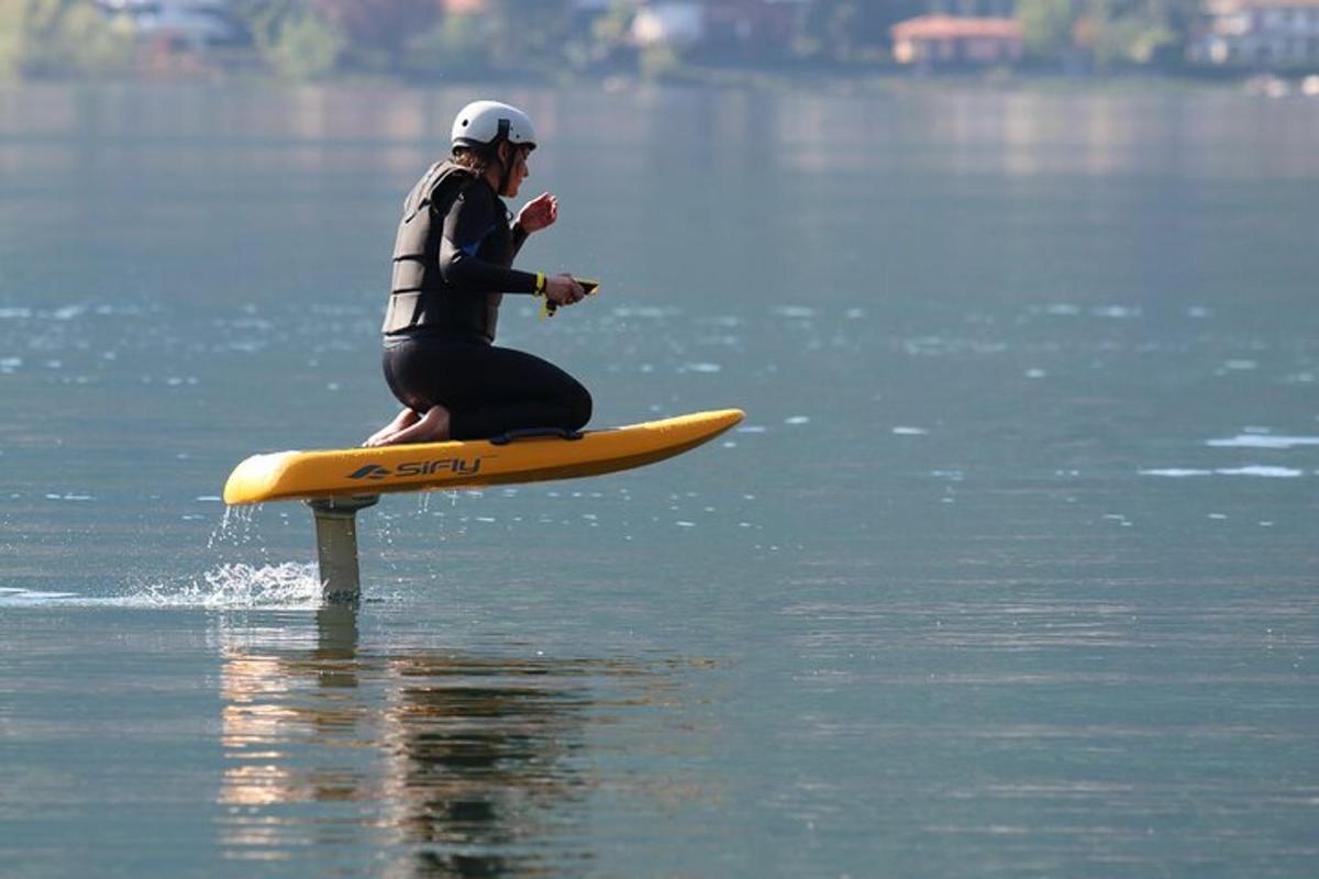 een persoon die op een surfplank in het water zit