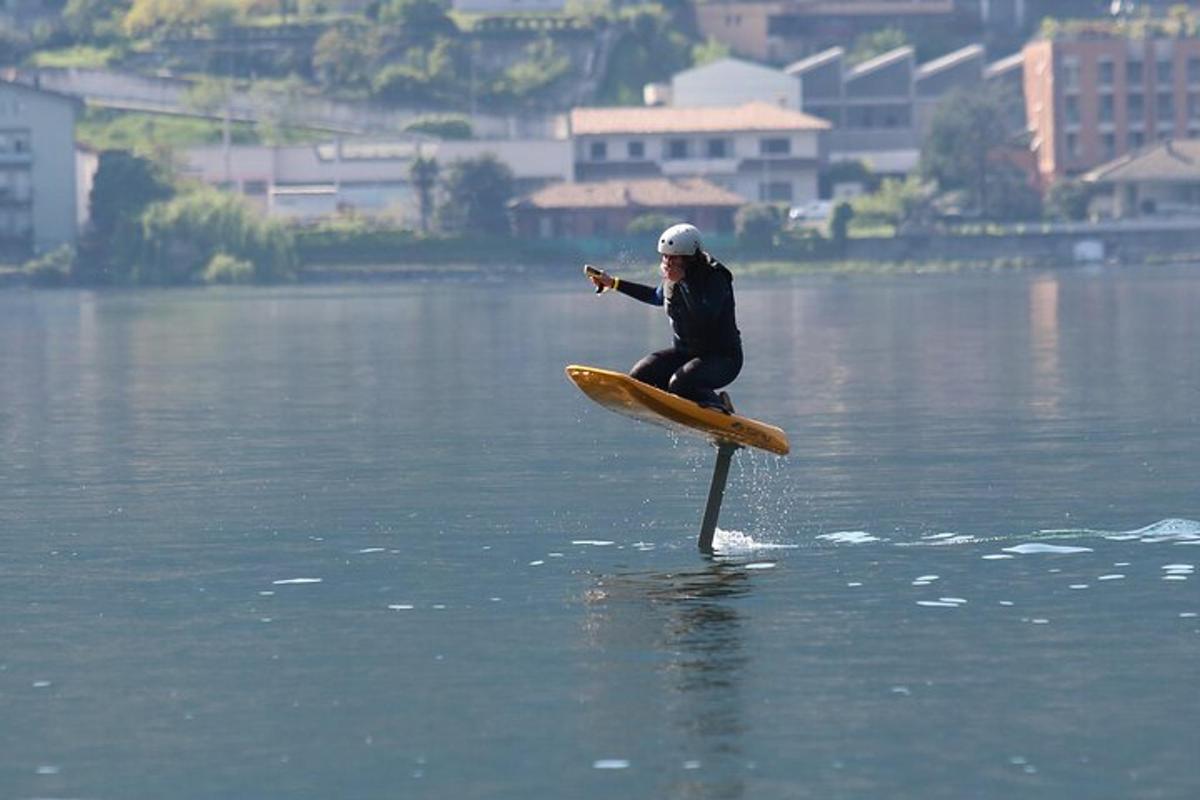 muž na paddleboardu ve vodě