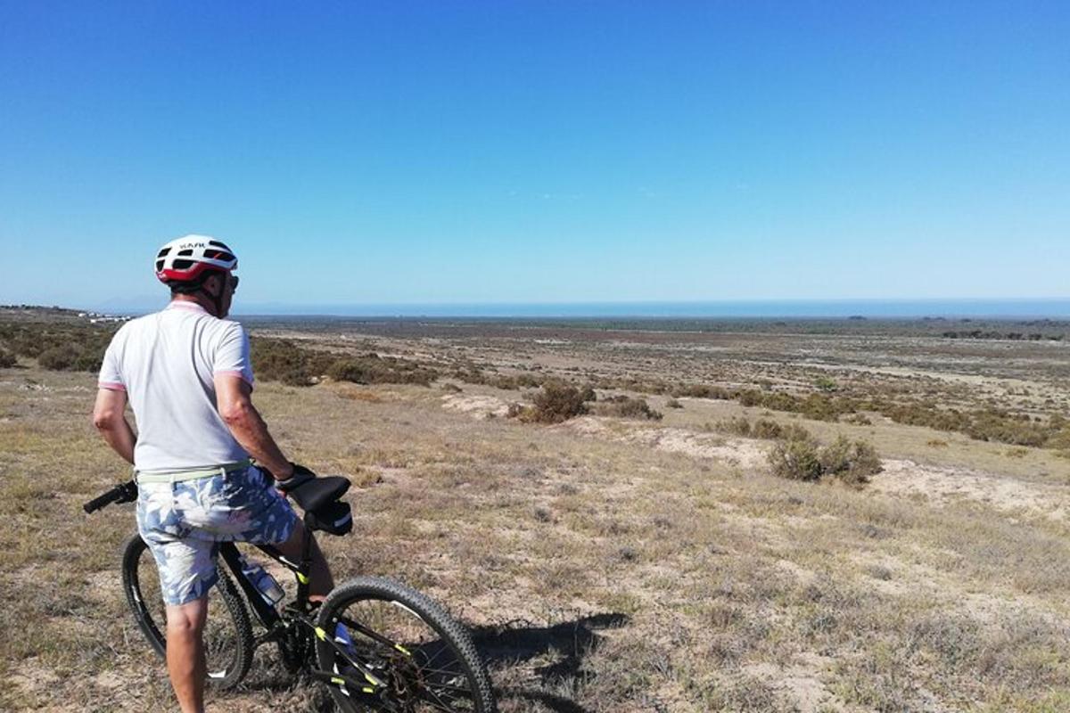 un uomo in bicicletta nel deserto