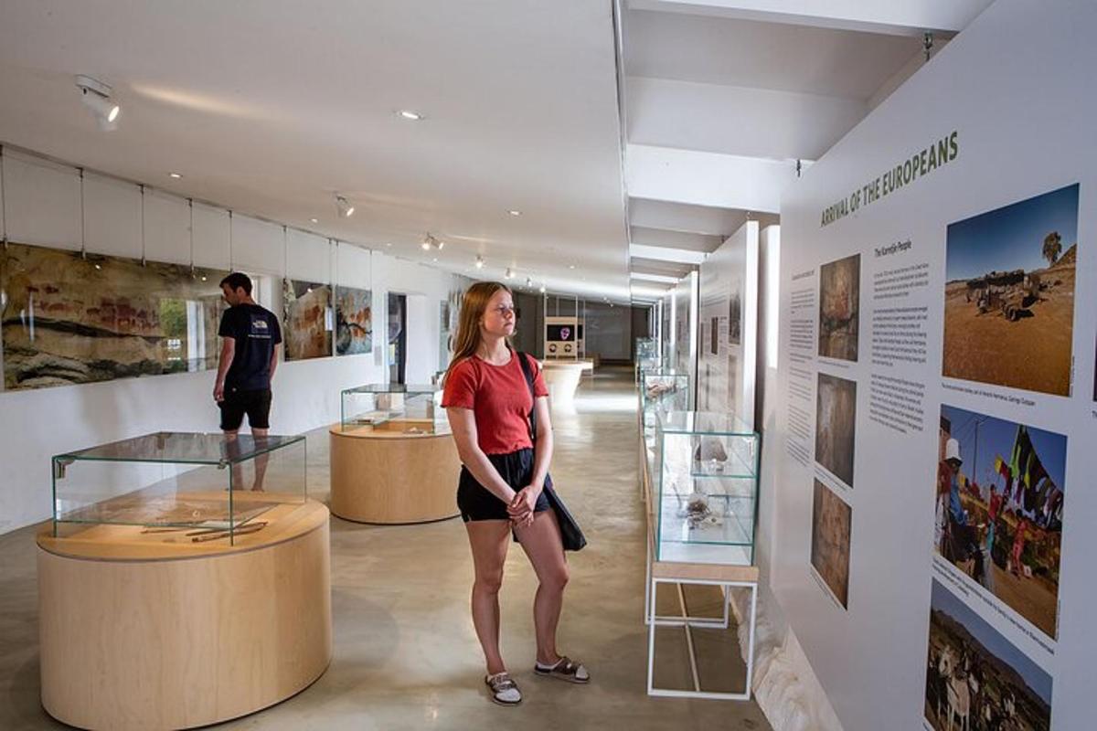 una donna in piedi davanti a una vetrina in un museo