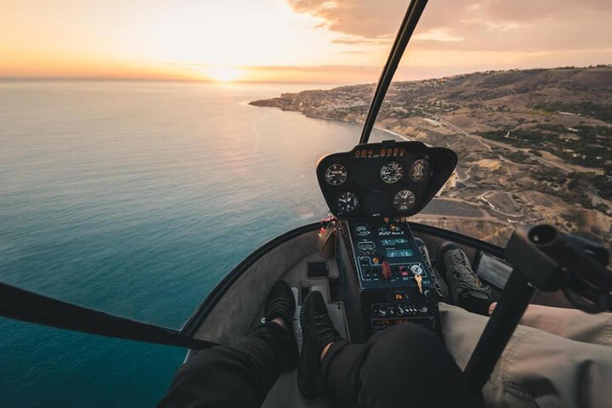 eine Person, die mit einem Hubschrauber über den Ozean fliegt