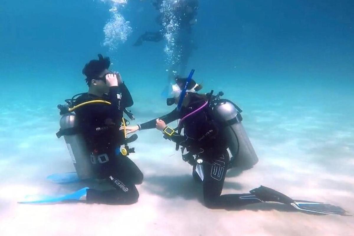 due persone in attrezzatura subacquea su motociclette in acqua