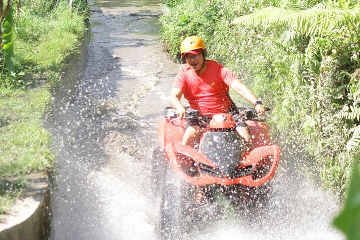 Un hombre conduciendo una bicicleta acuática por un río