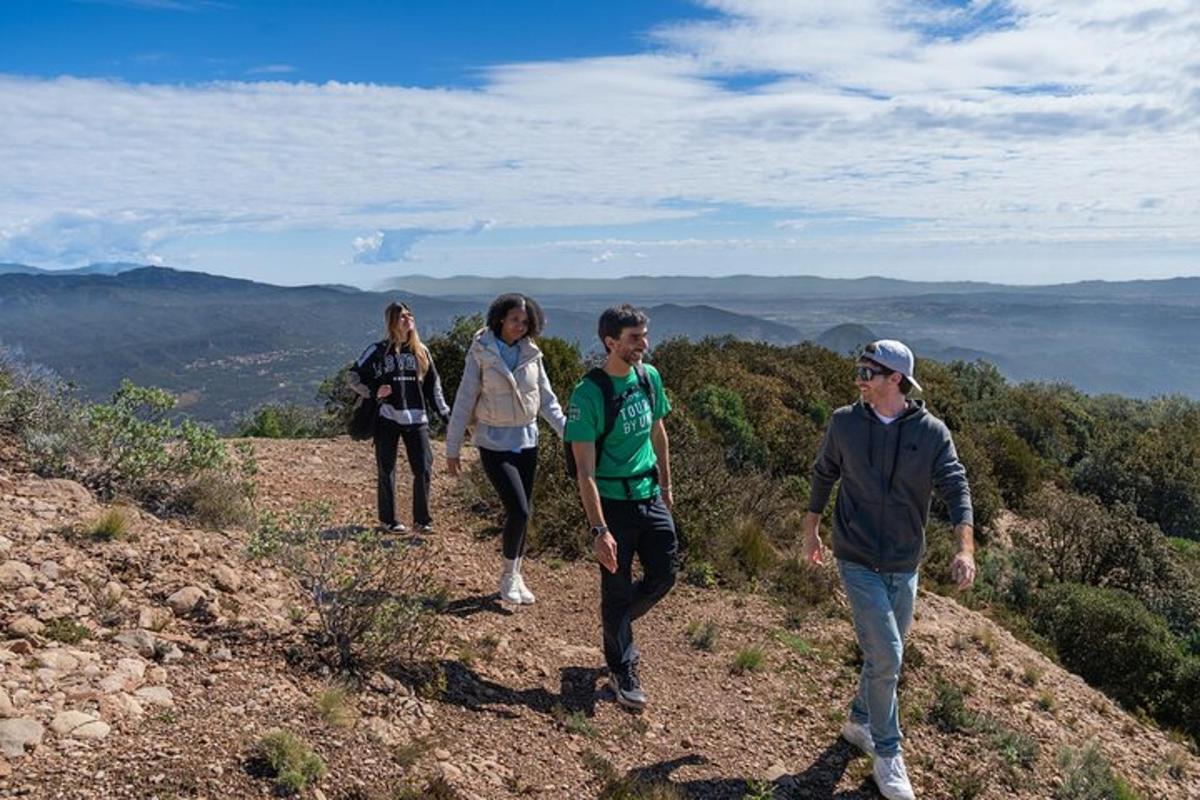 sekumpulan orang berjalan di atas gunung