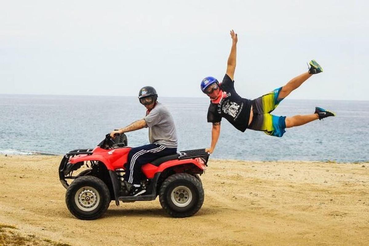 Dos personas en una moto en la playa