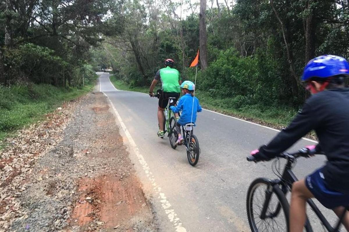 sekumpulan orang menunggang basikal di jalan raya
