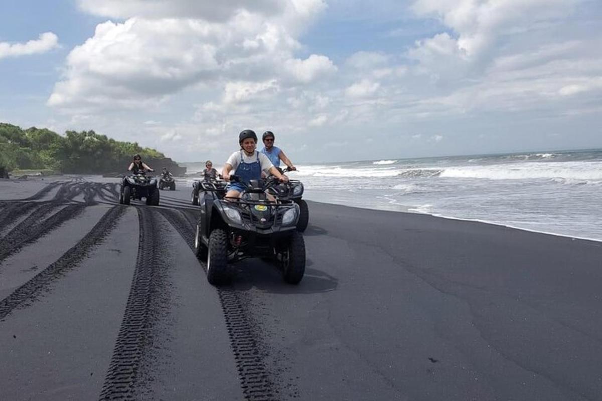 skupina lidí jedoucích na motorkách na pláži