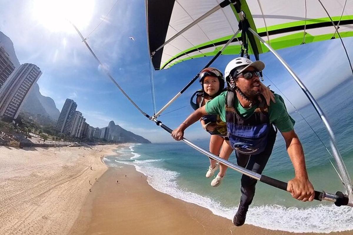 seorang pria dan seorang anak di pantai di bawah payung