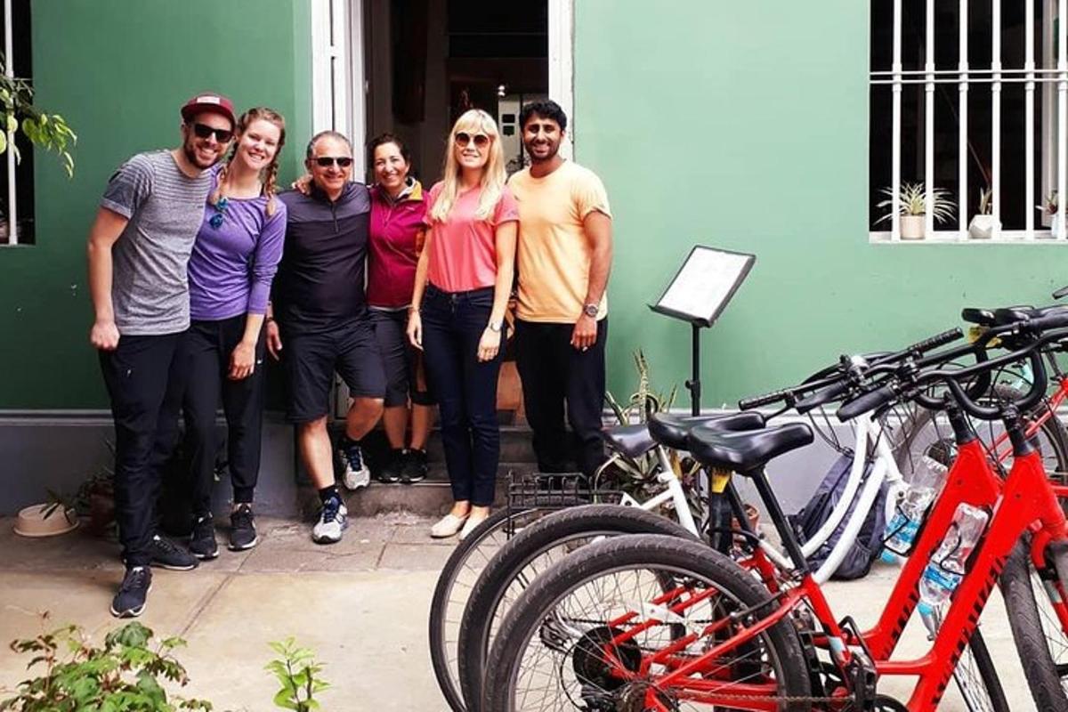 un grup de oameni care stăteau în fața unei clădiri cu biciclete